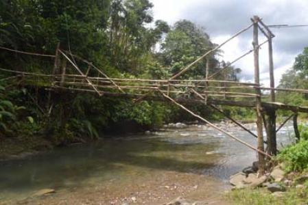 Warga Dano Julu Parmonangan Minta Pemerintah Bangun Jembatan